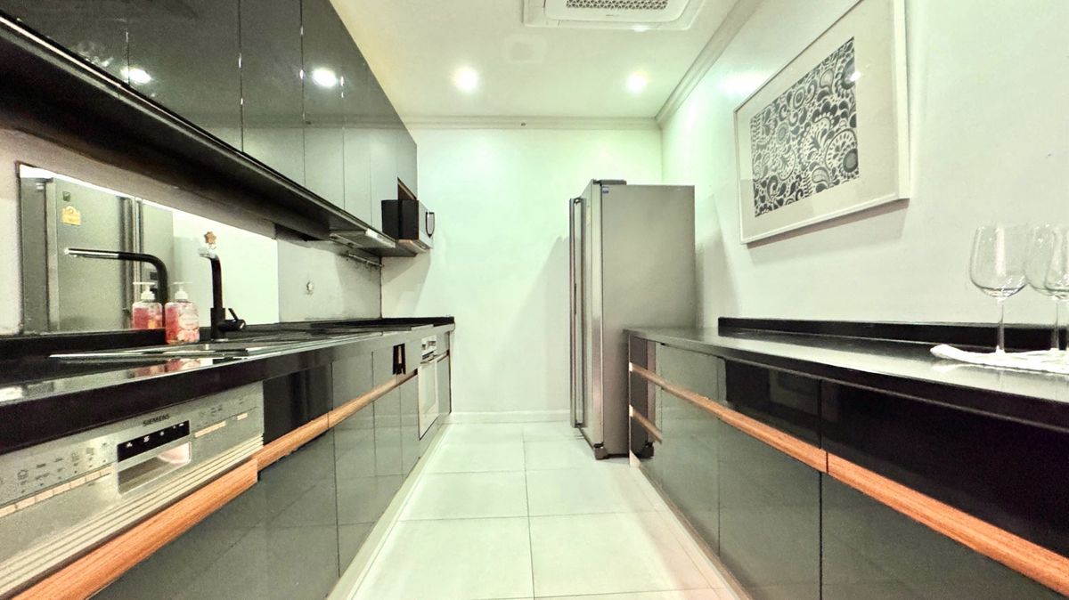 For RentCondoSukhumvit, Asoke, Thonglor : Millenium Penthouse Tower D 316 SQM for Rent !! Beautiful Benkiti Park View 🏡45 Floor! Town Down of Bangkok Near Asoke and Promphong BTS 5 Minute !! Close to Emporium Mall and Emquatier !! Super Locaton (Contact Me for Viewing 081-999-4482) Kate