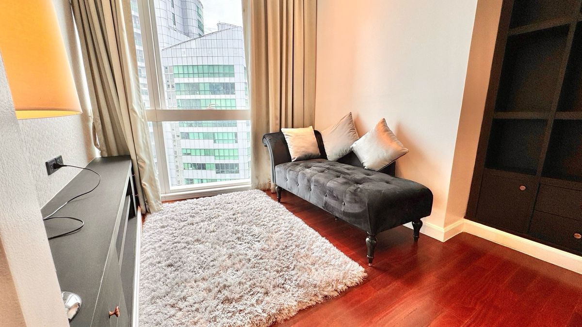 For RentCondoSukhumvit, Asoke, Thonglor : Millenium Penthouse Tower D 316 SQM for Rent !! Beautiful Benkiti Park View 🏡45 Floor! Town Down of Bangkok Near Asoke and Promphong BTS 5 Minute !! Close to Emporium Mall and Emquatier !! Super Locaton (Contact Me for Viewing 081-999-4482) Kate