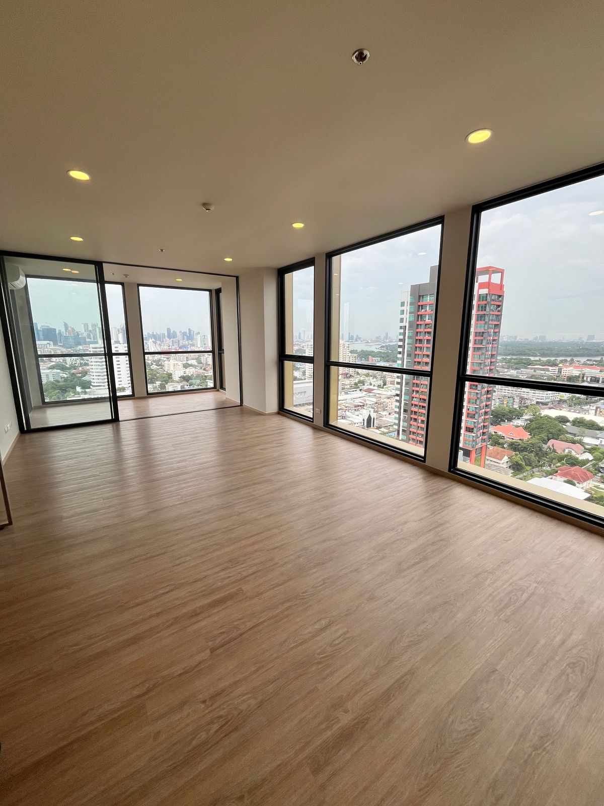 CondoSathorn, Narathiwat : For Rent & Amp; Sales the Issara Sathorn 127 SQM.