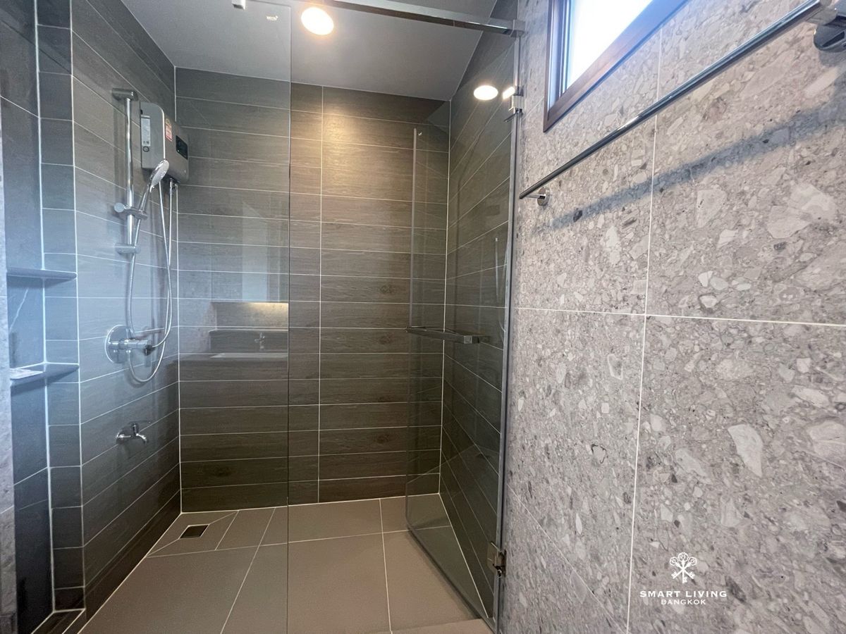 ให้เช่าบ้านพัฒนาการ ศรีนครินทร์ : ให้เช่าบ้านเดี่ยวหรู 4 ห้องนอน แปลงมุม Burasiri กรุงเทพกรีฑา มีห้องนอนชั้นล่าง ใกล้โรงเรียนนานาชาติ