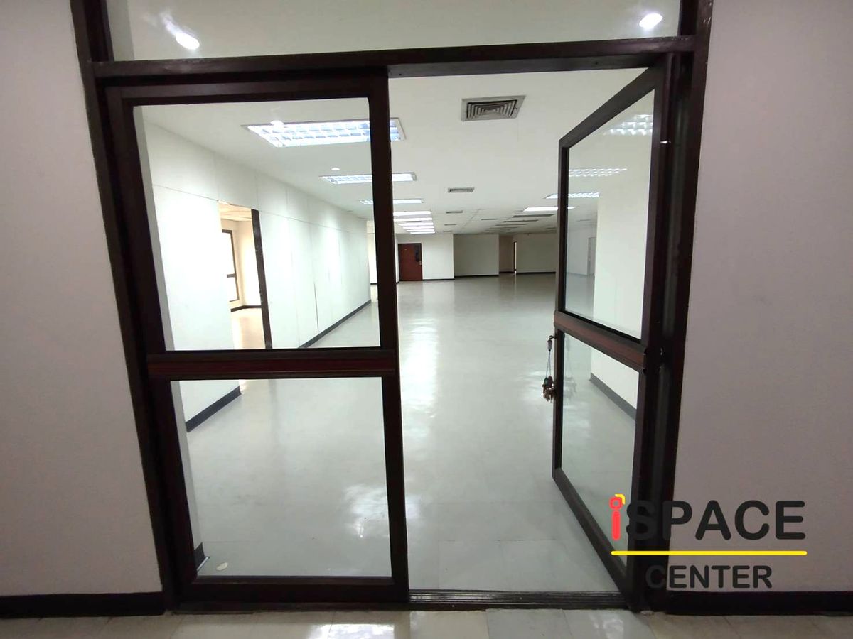 For RentOfficeRatchadapisek, Huaikwang, Suttisan : Rare Item, renting a office attached to the MRT Sutthisan about 100 meters with a meeting room and has a beautiful city view. Studio, Live Stream.