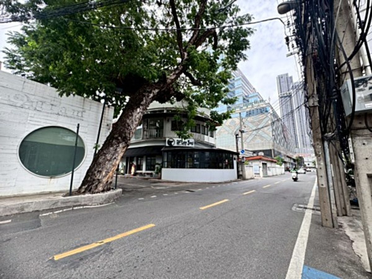 ให้เช่าร้านค้า/ตลาดนัดสุขุมวิท อโศก ทองหล่อ : ให้เช่าพื้นที่ ซอยทองหล่อ 13 ทำเลดี เหมาะทำร้านดอกไม้หรือธุรกิจขนาดเล็ก (N.1800)