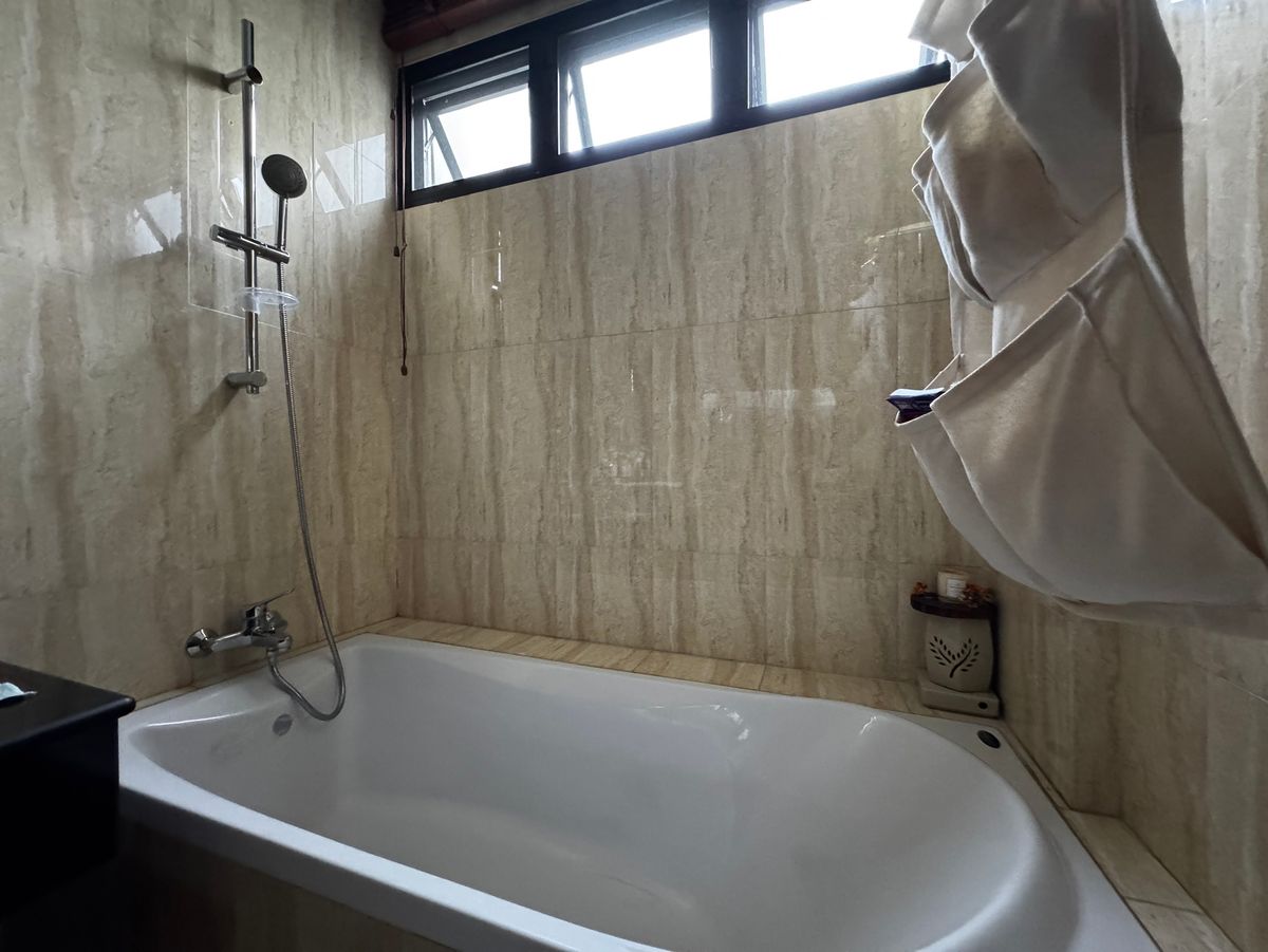 For RentHouseSukhumvit, Asoke, Thonglor : Single house for rent in Thonglor, 4 bedrooms, fully furnished, ready to move in, has a swimming pool or field, parking for 2 cars, good location, convenient travel. Near Samitivej Hospital