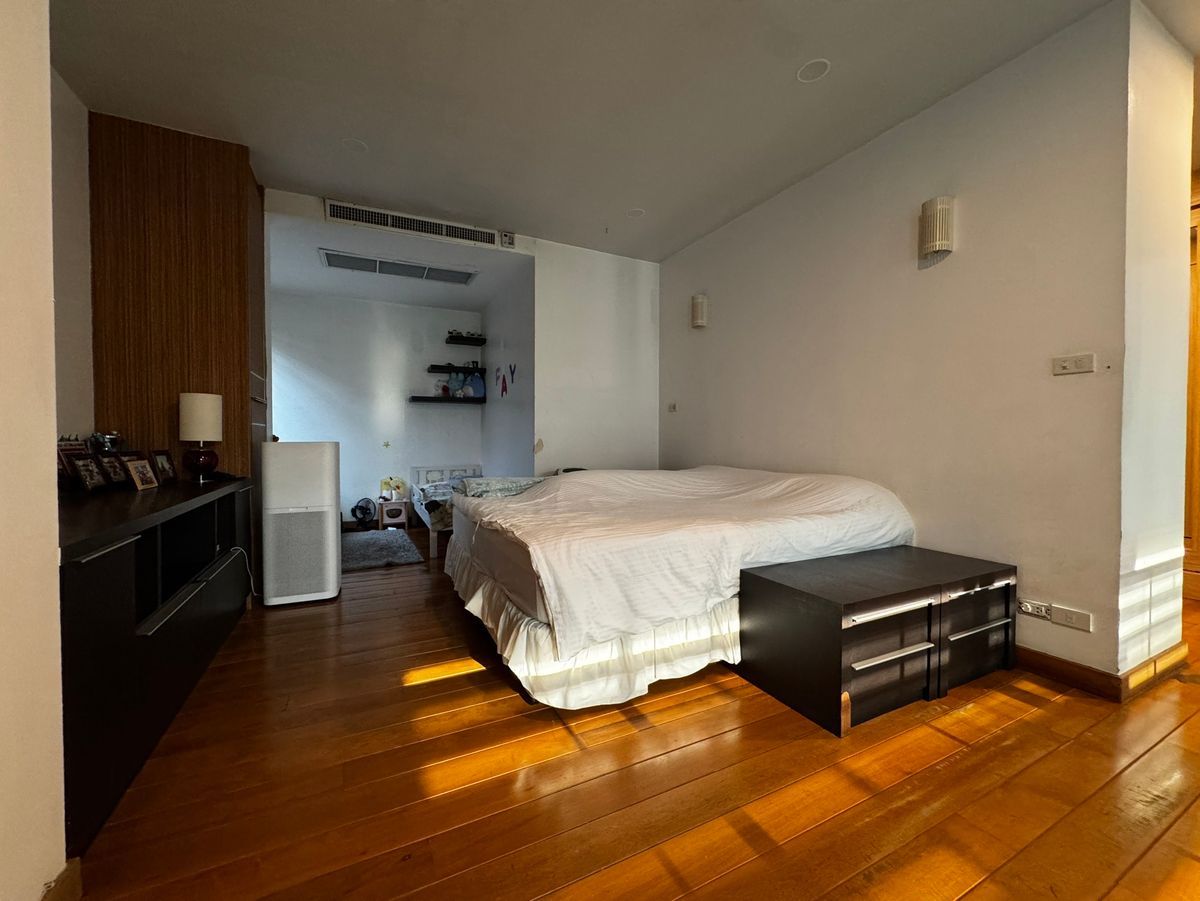 For RentHouseSukhumvit, Asoke, Thonglor : Single house for rent in Thonglor, 4 bedrooms, fully furnished, ready to move in, has a swimming pool or field, parking for 2 cars, good location, convenient travel. Near Samitivej Hospital