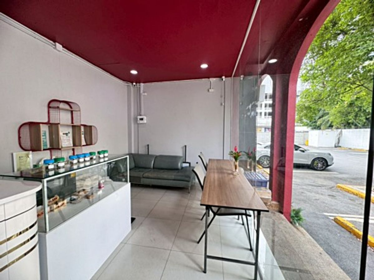 ให้เช่าร้านค้า/ตลาดนัดสุขุมวิท อโศก ทองหล่อ : ให้เช่าพื้นที่ ซอยทองหล่อ 13 ทำเลดี เหมาะทำร้านดอกไม้หรือธุรกิจขนาดเล็ก (N.1800)