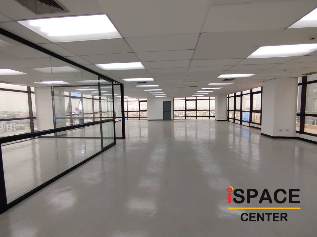 For RentOfficeRatchadapisek, Huaikwang, Suttisan : Rental offices next to MRT Sutthisan about 100 meters with 1 meeting room.