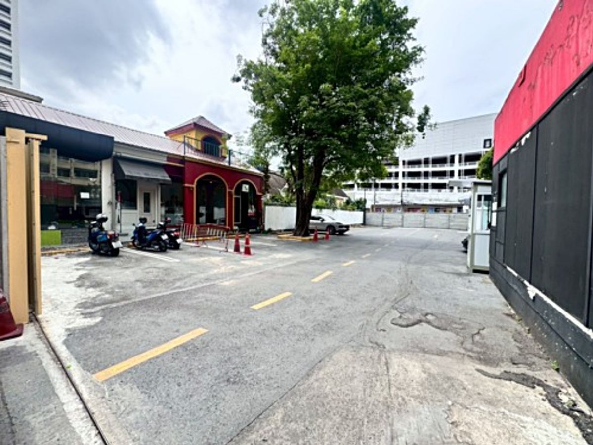 ให้เช่าร้านค้า/ตลาดนัดสุขุมวิท อโศก ทองหล่อ : ให้เช่าพื้นที่ ซอยทองหล่อ 13 ทำเลดี เหมาะทำร้านดอกไม้หรือธุรกิจขนาดเล็ก (N.1800)