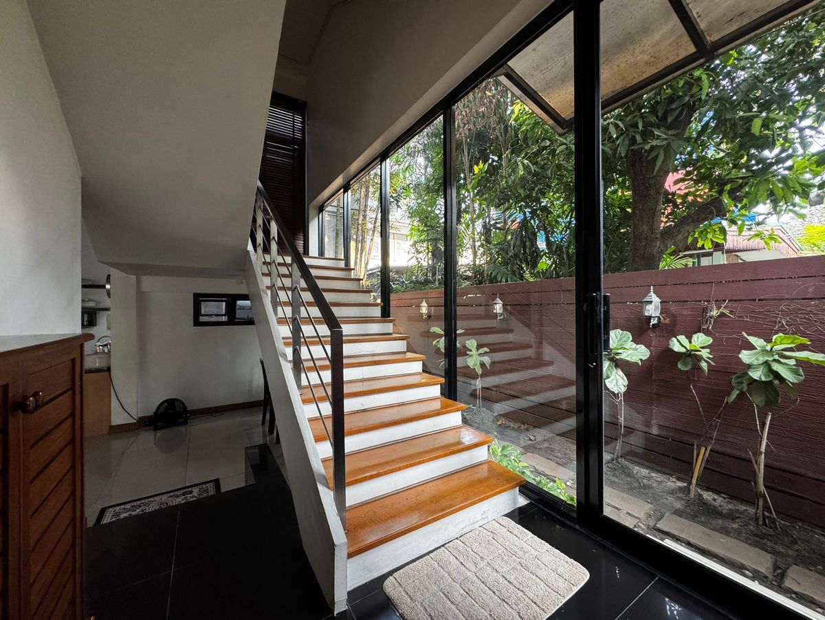 For RentHouseSukhumvit, Asoke, Thonglor : Single house for rent in Thonglor, 4 bedrooms, fully furnished, ready to move in, has a swimming pool or field, parking for 2 cars, good location, convenient travel. Near Samitivej Hospital