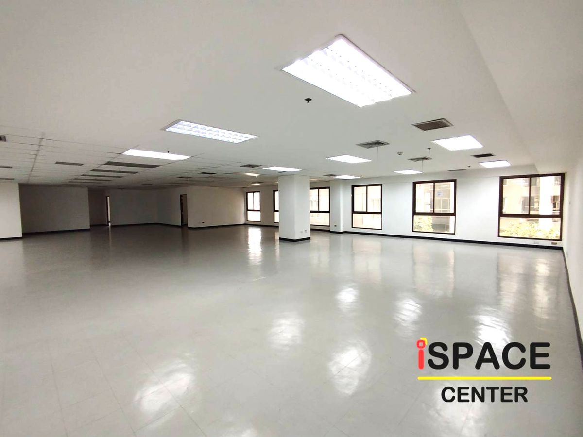 For RentOfficeRatchadapisek, Huaikwang, Suttisan : Rare Item, renting a office attached to the MRT Sutthisan about 100 meters with a meeting room and has a beautiful city view. Studio, Live Stream.