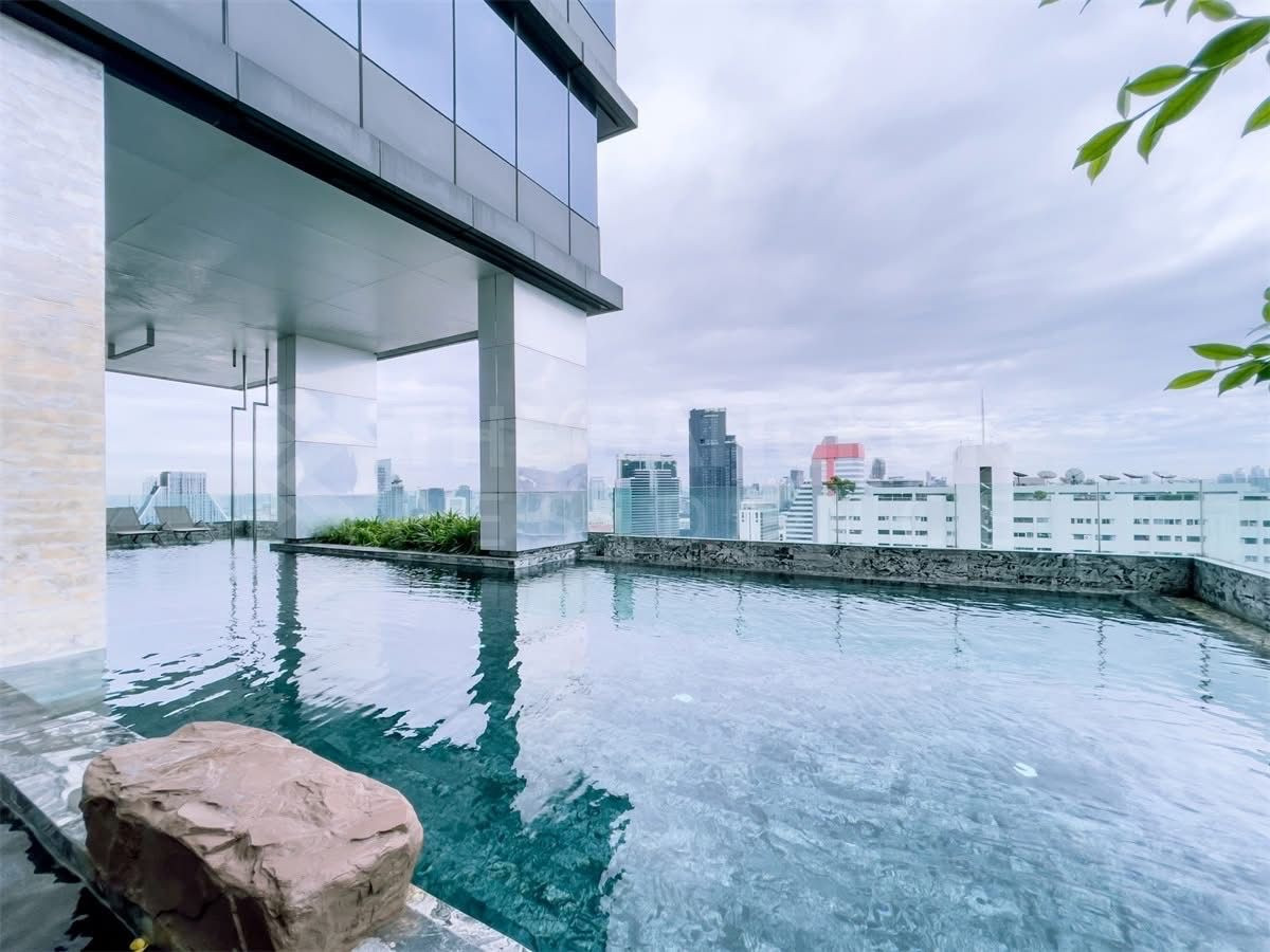 ให้เช่าคอนโดสีลม ศาลาแดง บางรัก : [ Rare Deal ] วิวตึกมหานครแบบพาโนรามา! M Silom 2 นอน 2 น้ำ ชั้นสูง อ่างจากุซซี่ส่วนตัว ราคาพิเศษ 🏙️🐕