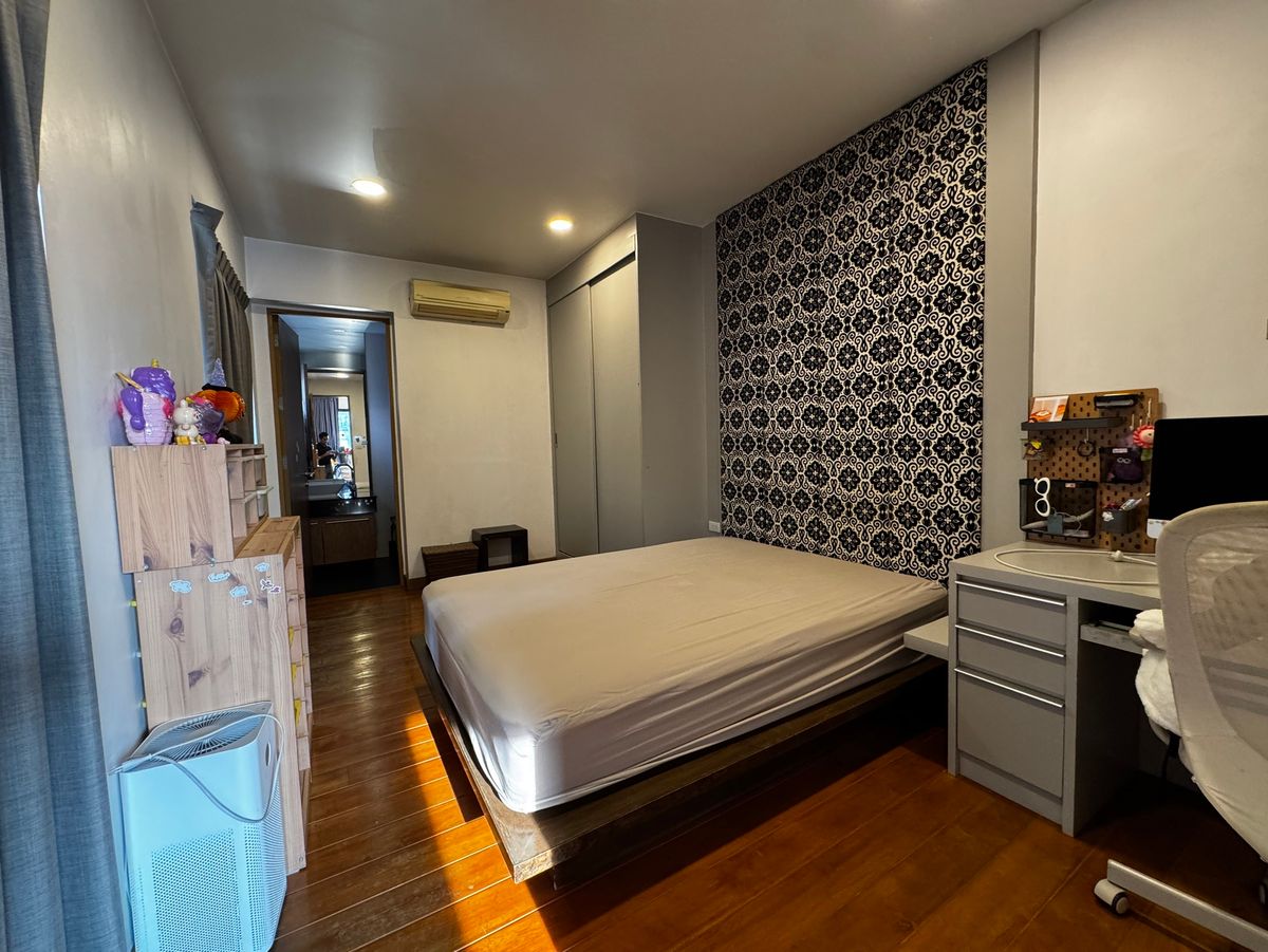 For RentHouseSukhumvit, Asoke, Thonglor : Single house for rent in Thonglor, 4 bedrooms, fully furnished, ready to move in, has a swimming pool or field, parking for 2 cars, good location, convenient travel. Near Samitivej Hospital