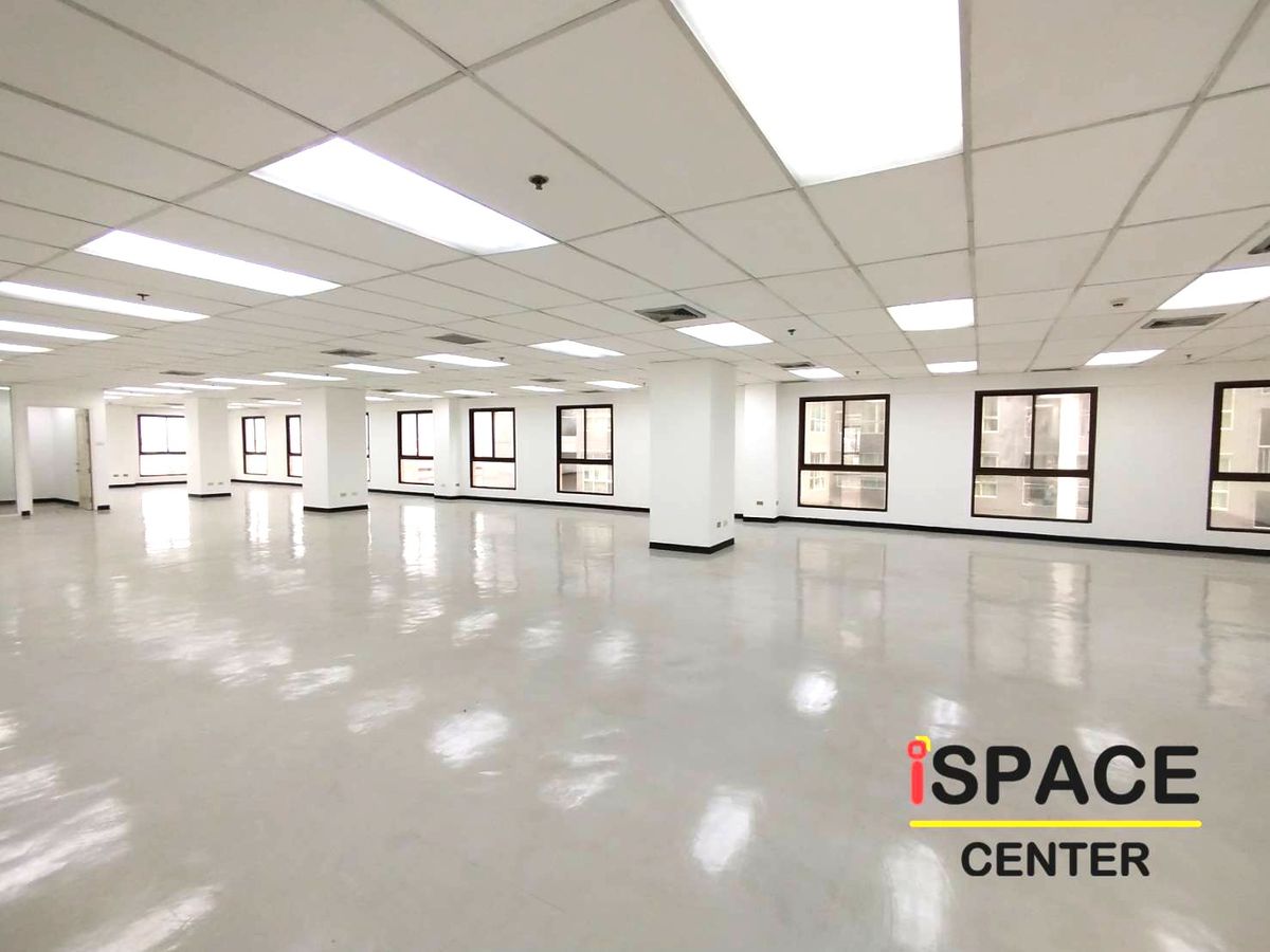 For RentOfficeRatchadapisek, Huaikwang, Suttisan : Rare Item, renting a office attached to the MRT Sutthisan about 100 meters with a meeting room and has a beautiful city view. Studio, Live Stream.