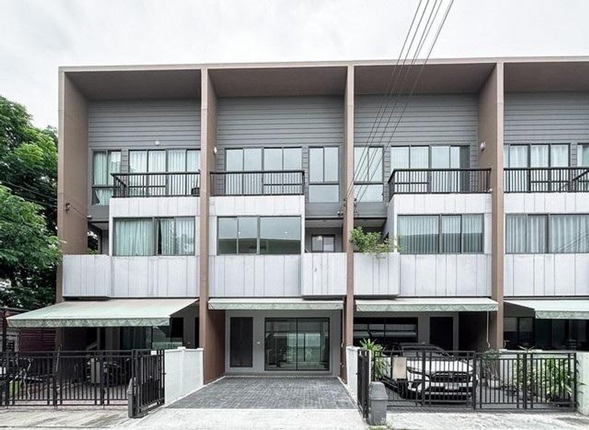 ขายทาวน์โฮมลาดกระบัง สุวรรณภูมิ : ขายทาวน์โฮม 3 ชั้น 3 ห้องนอน 3 ห้องน้ำ โครงการ บ้านกลางเมือง พระราม 9-กรุงเทพกรีฑา ซอยกาญจนาภิเษก23 แบบบ้านTerraria