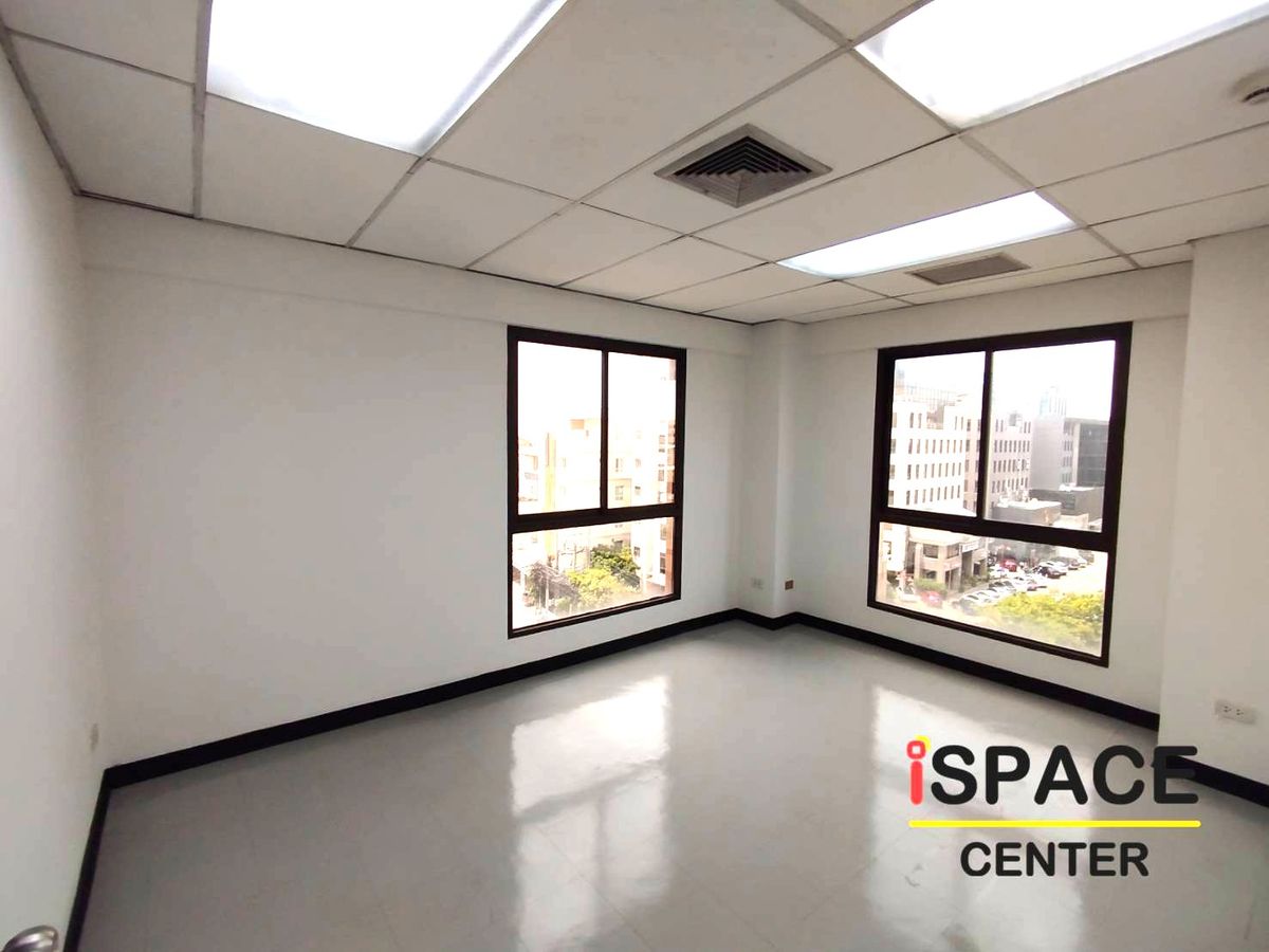 For RentOfficeRatchadapisek, Huaikwang, Suttisan : Rare Item, renting a office attached to the MRT Sutthisan about 100 meters with a meeting room and has a beautiful city view. Studio, Live Stream.