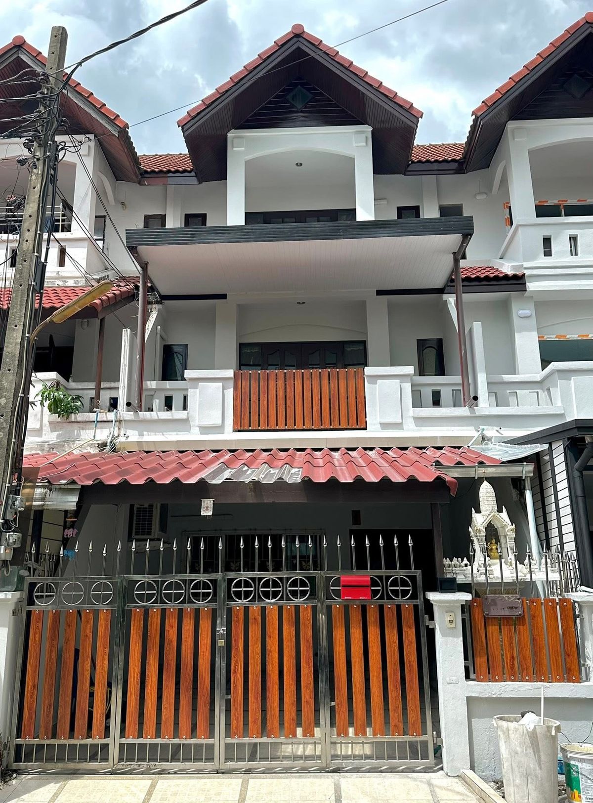 ให้เช่าทาวน์โฮมลาดพร้าว101 แฮปปี้แลนด์ : ให้เช่าทาวน์โฮมรีโนเวทใหม่ ลาดพร้าว 101 ซ.โพธิ์แก้ว ใกล้เซ็นทรัล อีสต์วิลล์