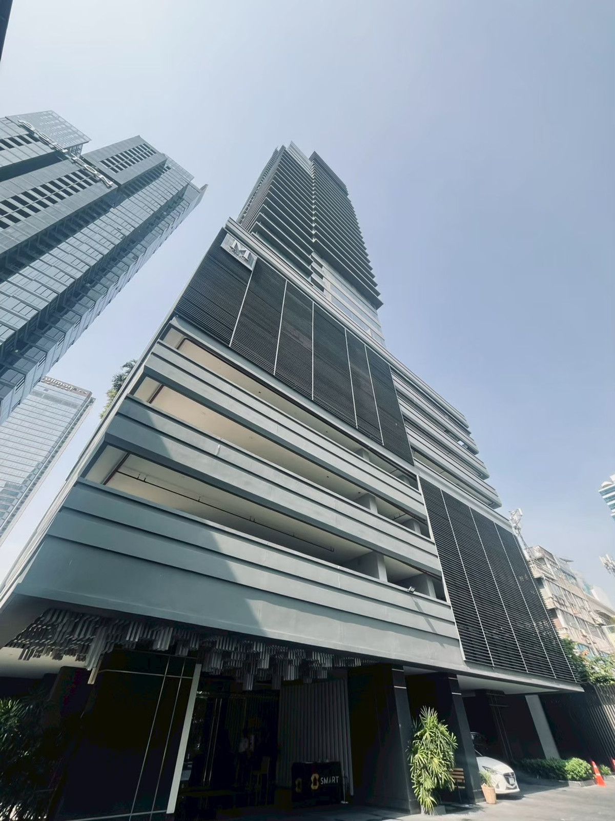 ให้เช่าคอนโดสีลม ศาลาแดง บางรัก : [ Rare Deal ] วิวตึกมหานครแบบพาโนรามา! M Silom 2 นอน 2 น้ำ ชั้นสูง อ่างจากุซซี่ส่วนตัว ราคาพิเศษ 🏙️🐕