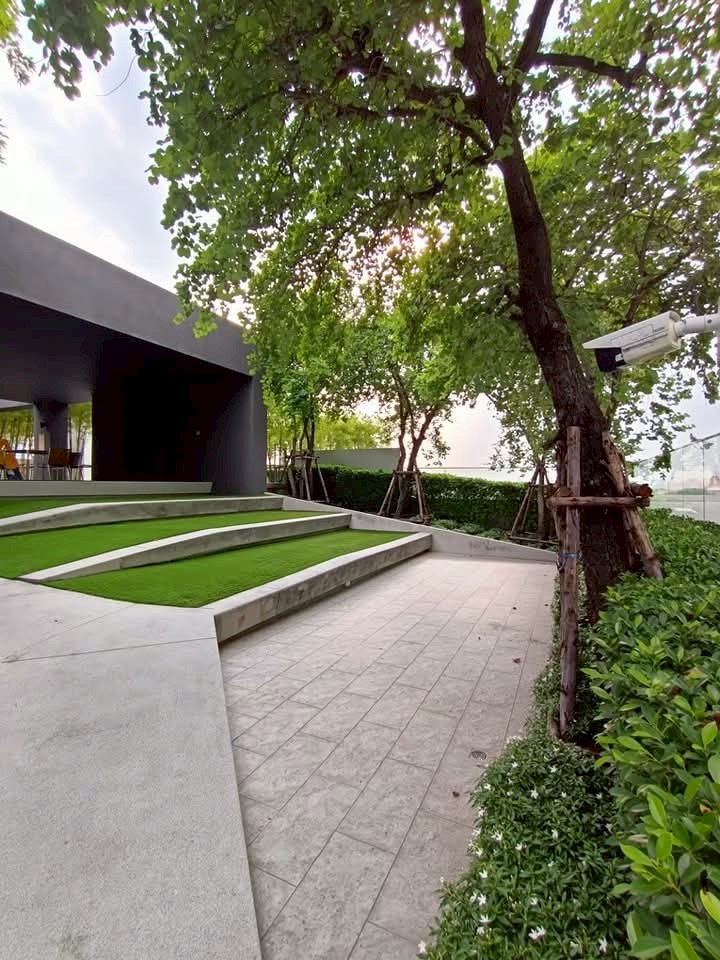 ขายคอนโดบางซื่อ วงศ์สว่าง เตาปูน : 🔥ขายด่วนๆ ราคาต่อรองกันได้ 🔥 คอนโด แชปเตอร์วัน ชายน์ บางโพ ขนาด 22.48 ตร.ม. ชั้น 12 ใกล้ลิฟท์ เดินทางสะดวกมาก มี 7-11 ในโครงการ อยู่ใกล้โรงเรียนโยธินบูรณะ / ห้างเกต์เวย์ บางซื่อ / MRT บางโพ / รพ. บางโพเพียง 600 เมตร