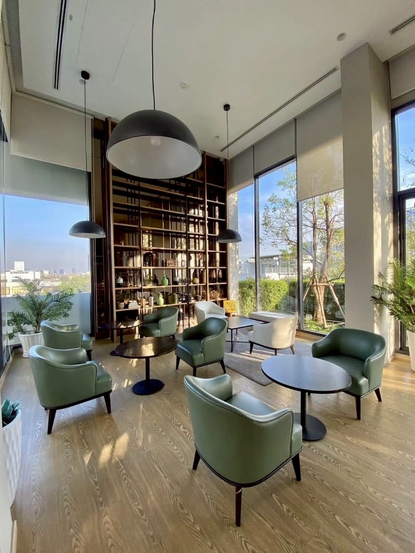 ขายคอนโดบางซื่อ วงศ์สว่าง เตาปูน : 🔥ขายด่วนๆ ราคาต่อรองกันได้ 🔥 คอนโด แชปเตอร์วัน ชายน์ บางโพ ขนาด 22.48 ตร.ม. ชั้น 12 ใกล้ลิฟท์ เดินทางสะดวกมาก มี 7-11 ในโครงการ อยู่ใกล้โรงเรียนโยธินบูรณะ / ห้างเกต์เวย์ บางซื่อ / MRT บางโพ / รพ. บางโพเพียง 600 เมตร