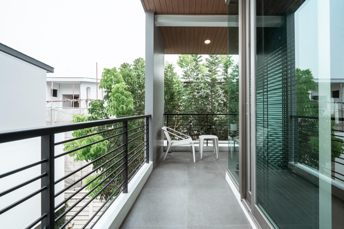For SaleHouseBangna, Bearing, Lasalle : 🔥Beautiful house in a prime location🔥Nirvana Beyond Bangna (Type Mind) 3-storey detached house, decorated in Nature Modern style, spacious, comfortable and private, near the community and Suvarnabhumi Airport.