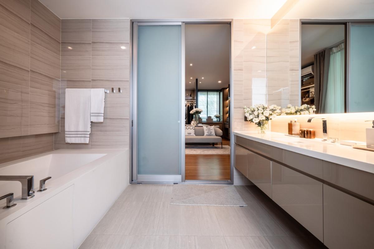 For SaleHouseBangna, Bearing, Lasalle : 🔥Beautiful house in a prime location🔥Nirvana Beyond Bangna (Type Mind) 3-storey detached house, decorated in Nature Modern style, spacious, comfortable and private, near the community and Suvarnabhumi Airport.