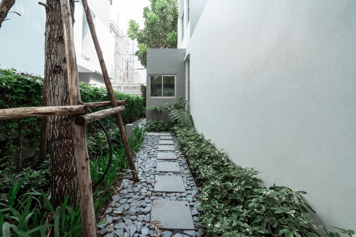 For SaleHouseBangna, Bearing, Lasalle : 🔥Beautiful house in a prime location🔥Nirvana Beyond Bangna (Type Mind) 3-storey detached house, decorated in Nature Modern style, spacious, comfortable and private, near the community and Suvarnabhumi Airport.