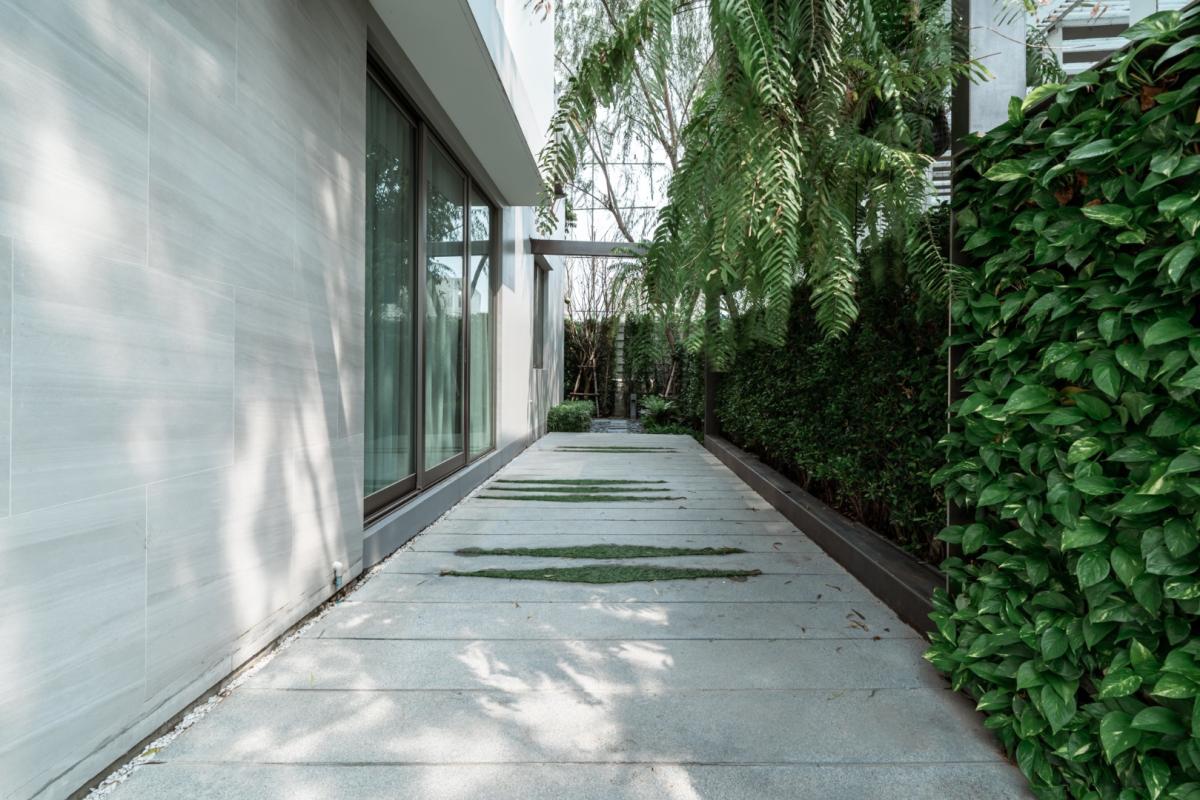 For SaleHouseBangna, Bearing, Lasalle : 🔥Beautiful house in a prime location🔥Nirvana Beyond Bangna (Type Mind) 3-storey detached house, decorated in Nature Modern style, spacious, comfortable and private, near the community and Suvarnabhumi Airport.