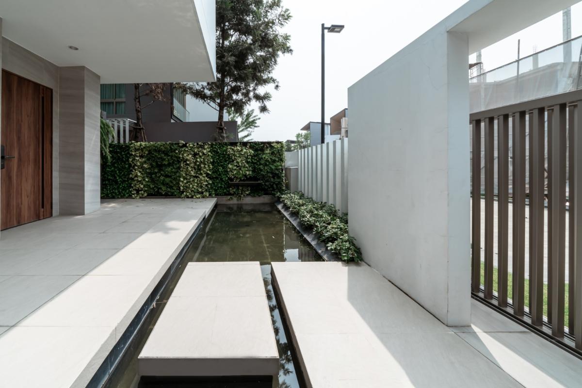 For SaleHouseBangna, Bearing, Lasalle : 🔥Beautiful house in a prime location🔥Nirvana Beyond Bangna (Type Mind) 3-storey detached house, decorated in Nature Modern style, spacious, comfortable and private, near the community and Suvarnabhumi Airport.