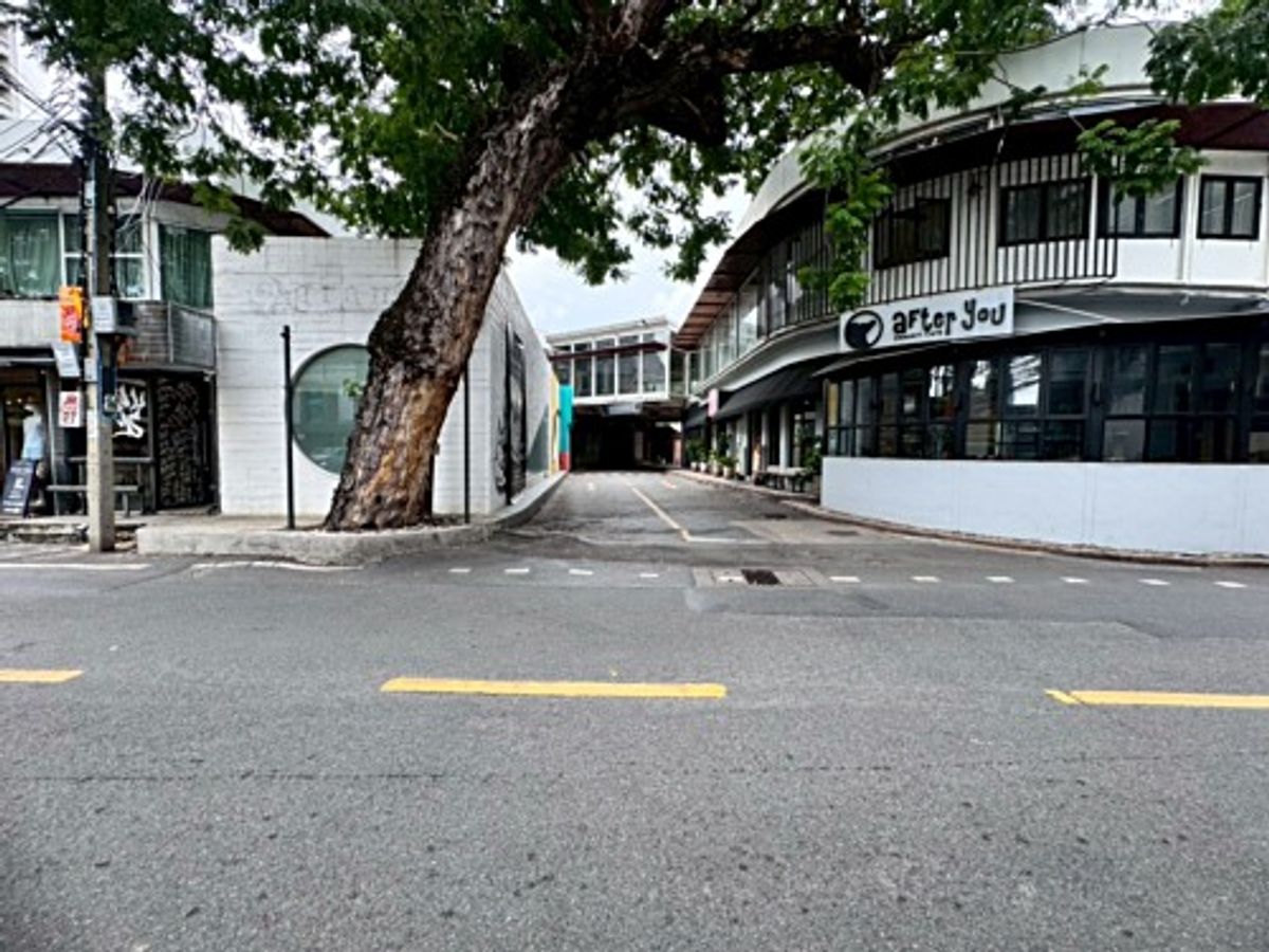 ให้เช่าร้านค้า/ตลาดนัดสุขุมวิท อโศก ทองหล่อ : ให้เช่าพื้นที่ ซอยทองหล่อ 13 ทำเลดี เหมาะทำร้านดอกไม้หรือธุรกิจขนาดเล็ก (N.1800)