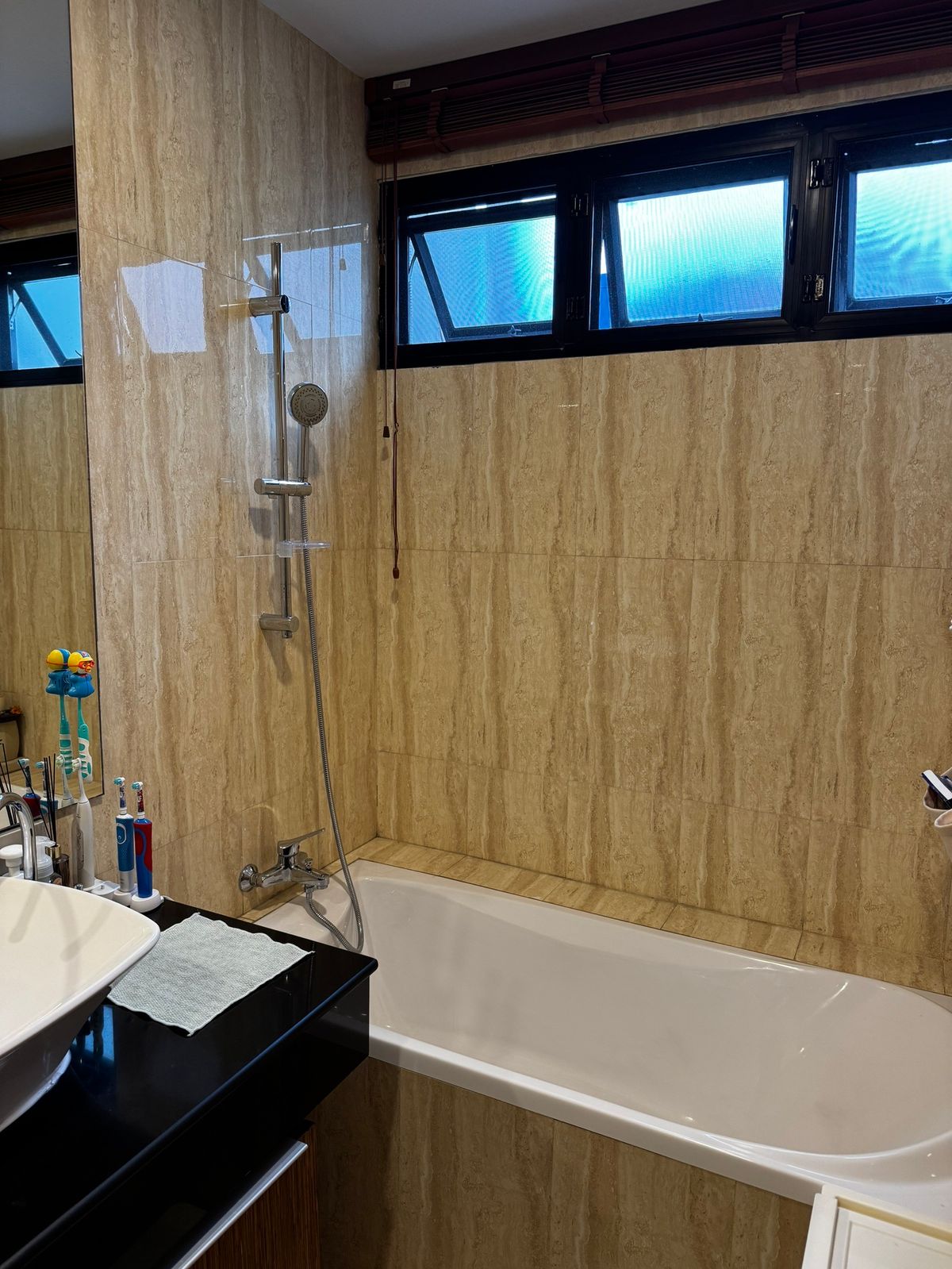 For RentHouseSukhumvit, Asoke, Thonglor : Single house for rent in Thonglor, 4 bedrooms, fully furnished, ready to move in, has a swimming pool or field, parking for 2 cars, good location, convenient travel. Near Samitivej Hospital