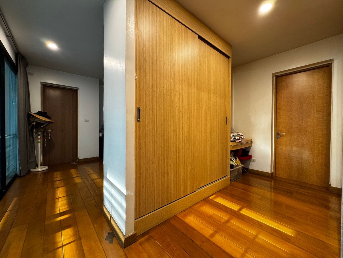 For RentHouseSukhumvit, Asoke, Thonglor : Single house for rent in Thonglor, 4 bedrooms, fully furnished, ready to move in, has a swimming pool or field, parking for 2 cars, good location, convenient travel. Near Samitivej Hospital