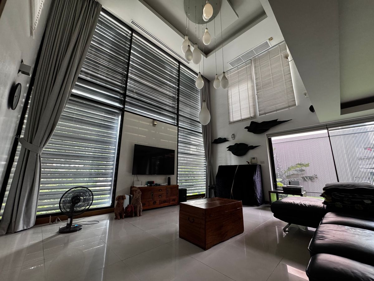 For RentHouseSukhumvit, Asoke, Thonglor : Single house for rent in Thonglor, 4 bedrooms, fully furnished, ready to move in, has a swimming pool or field, parking for 2 cars, good location, convenient travel. Near Samitivej Hospital