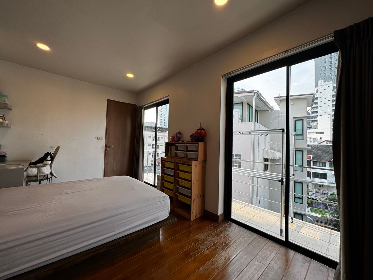 For RentHouseSukhumvit, Asoke, Thonglor : Single house for rent in Thonglor, 4 bedrooms, fully furnished, ready to move in, has a swimming pool or field, parking for 2 cars, good location, convenient travel. Near Samitivej Hospital