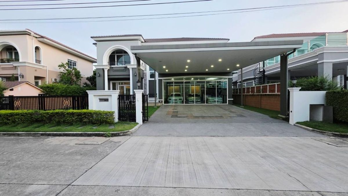 For SaleHouseLadkrabang, Suwannaphum Airport : Luxurious 2 -storey detached house for sale, Classic style, good location, convenient to travel.
