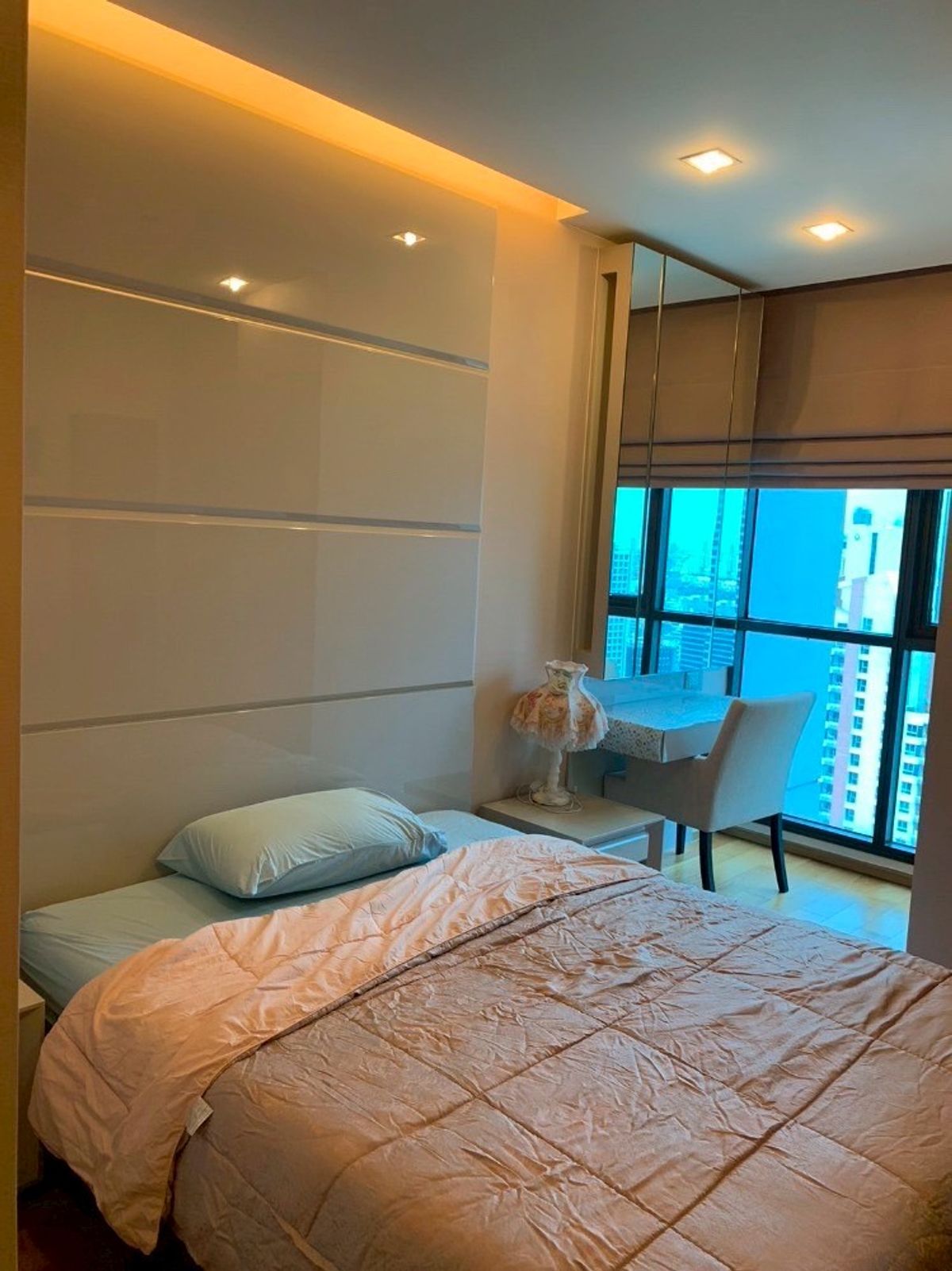 For RentCondoSathorn, Narathiwat : ★The Address Sathorn★ 68 sq m., 34th floor (2 bedrooms, 2 bathrooms), ★near BTS St. Louis ★near Central Silom, U Chu Liang Building, HSBC★ Many amenities★ Complete electrical appliances