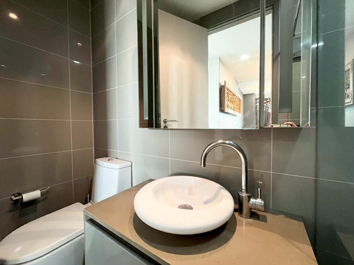 ให้เช่าคอนโดสีลม ศาลาแดง บางรัก : [ Rare Deal ] วิวตึกมหานครแบบพาโนรามา! M Silom 2 นอน 2 น้ำ ชั้นสูง อ่างจากุซซี่ส่วนตัว ราคาพิเศษ 🏙️🐕