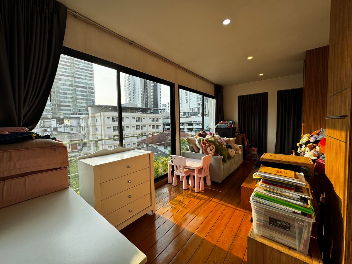 For RentHouseSukhumvit, Asoke, Thonglor : Single house for rent in Thonglor, 4 bedrooms, fully furnished, ready to move in, has a swimming pool or field, parking for 2 cars, good location, convenient travel. Near Samitivej Hospital