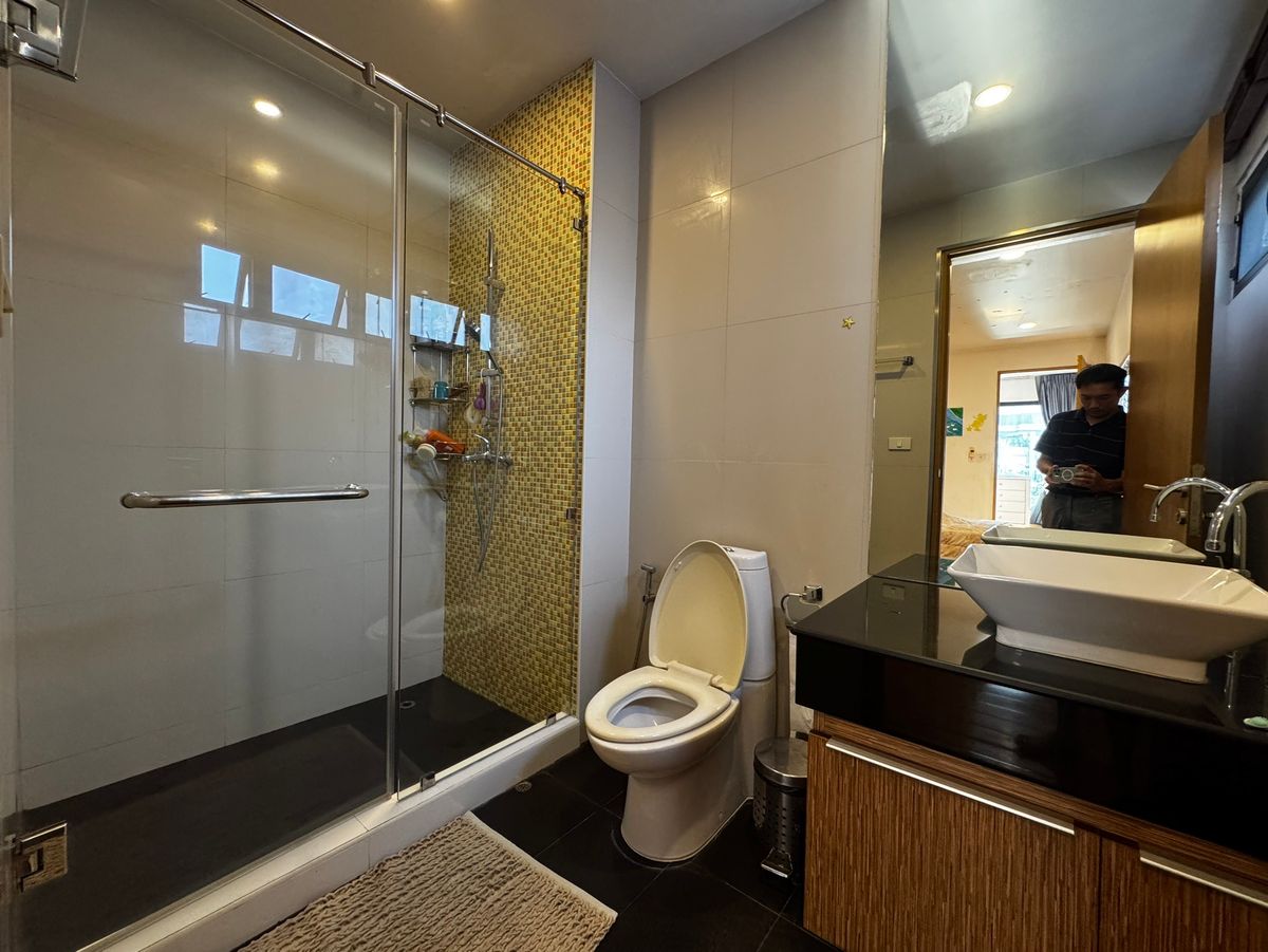 For RentHouseSukhumvit, Asoke, Thonglor : Single house for rent in Thonglor, 4 bedrooms, fully furnished, ready to move in, has a swimming pool or field, parking for 2 cars, good location, convenient travel. Near Samitivej Hospital