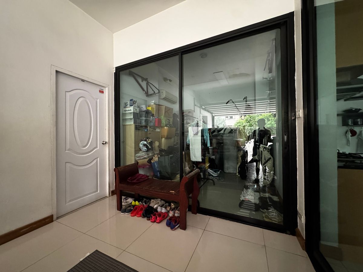 For RentHouseSukhumvit, Asoke, Thonglor : Single house for rent in Thonglor, 4 bedrooms, fully furnished, ready to move in, has a swimming pool or field, parking for 2 cars, good location, convenient travel. Near Samitivej Hospital