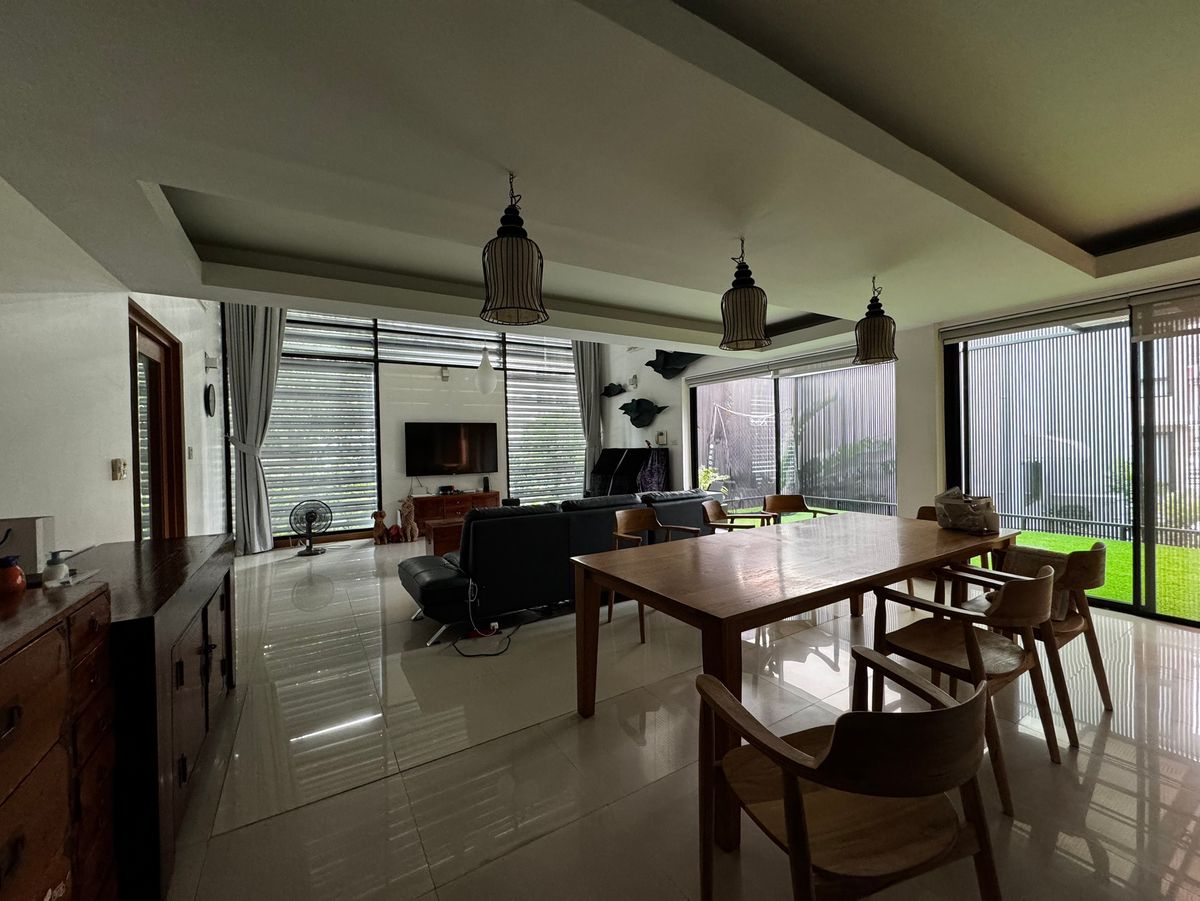 For RentHouseSukhumvit, Asoke, Thonglor : Single house for rent in Thonglor, 4 bedrooms, fully furnished, ready to move in, has a swimming pool or field, parking for 2 cars, good location, convenient travel. Near Samitivej Hospital