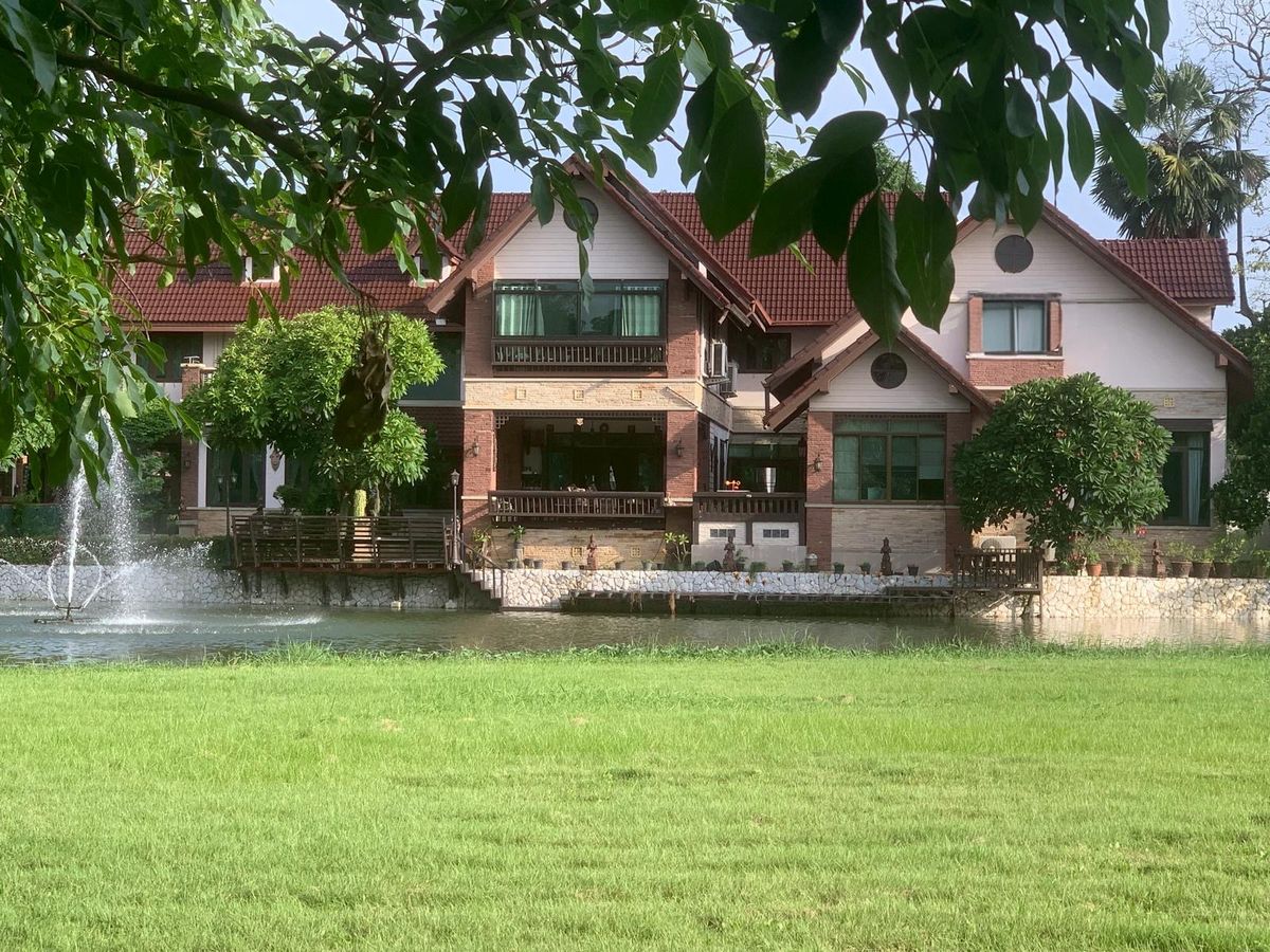 ขายบ้านสมุทรปราการ สำโรง : Windmill Park: 382sqwah 1,300sqm. 6bed 10 bath 61,500,000 next to lake Am: 0656199198