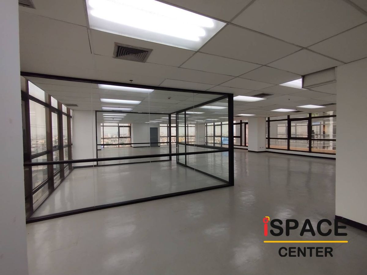 For RentOfficeRatchadapisek, Huaikwang, Suttisan : Rental offices next to MRT Sutthisan about 100 meters with 1 meeting room.