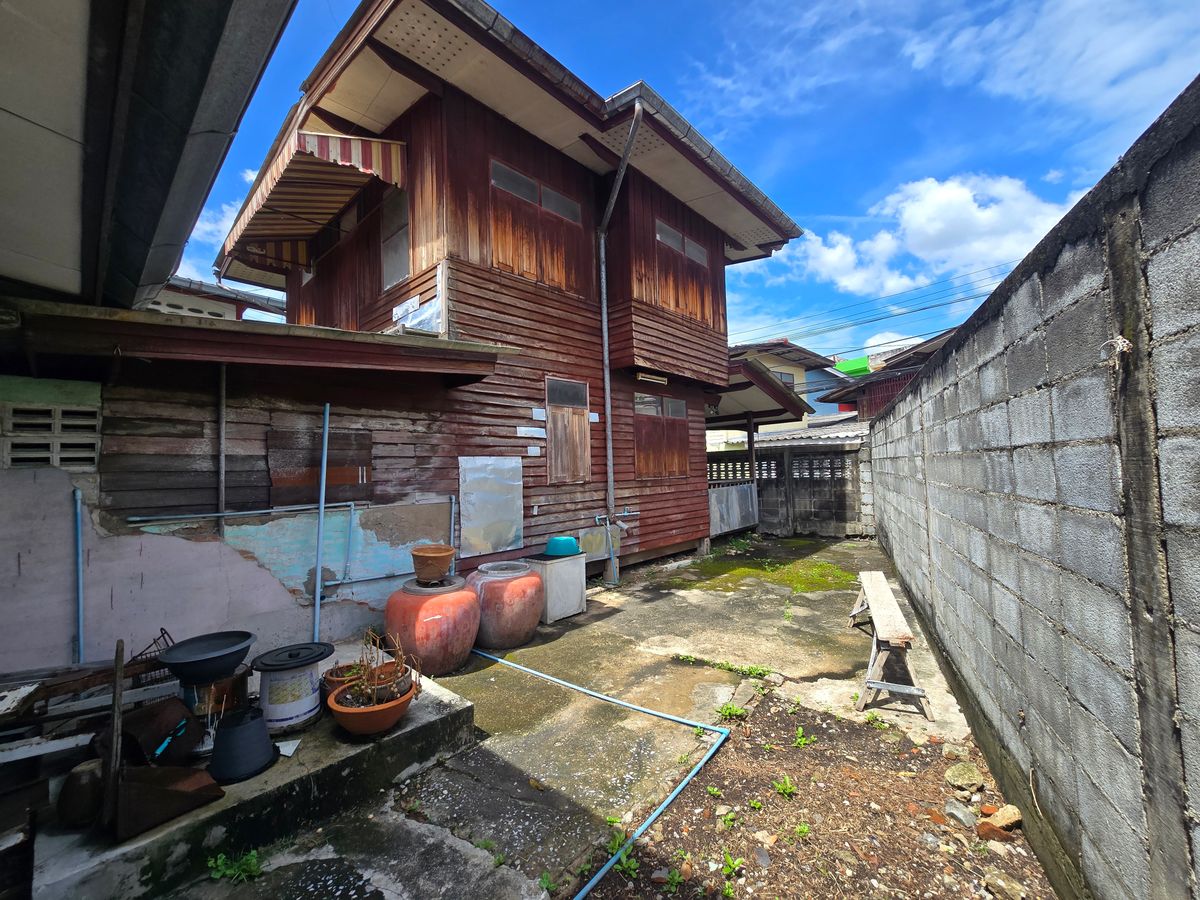 For SaleLandWongwianyai, Charoennakor : 5 plots of land for sale 436.6 sq.w. offers buildings and houses Soi Charoen Nakhon 48