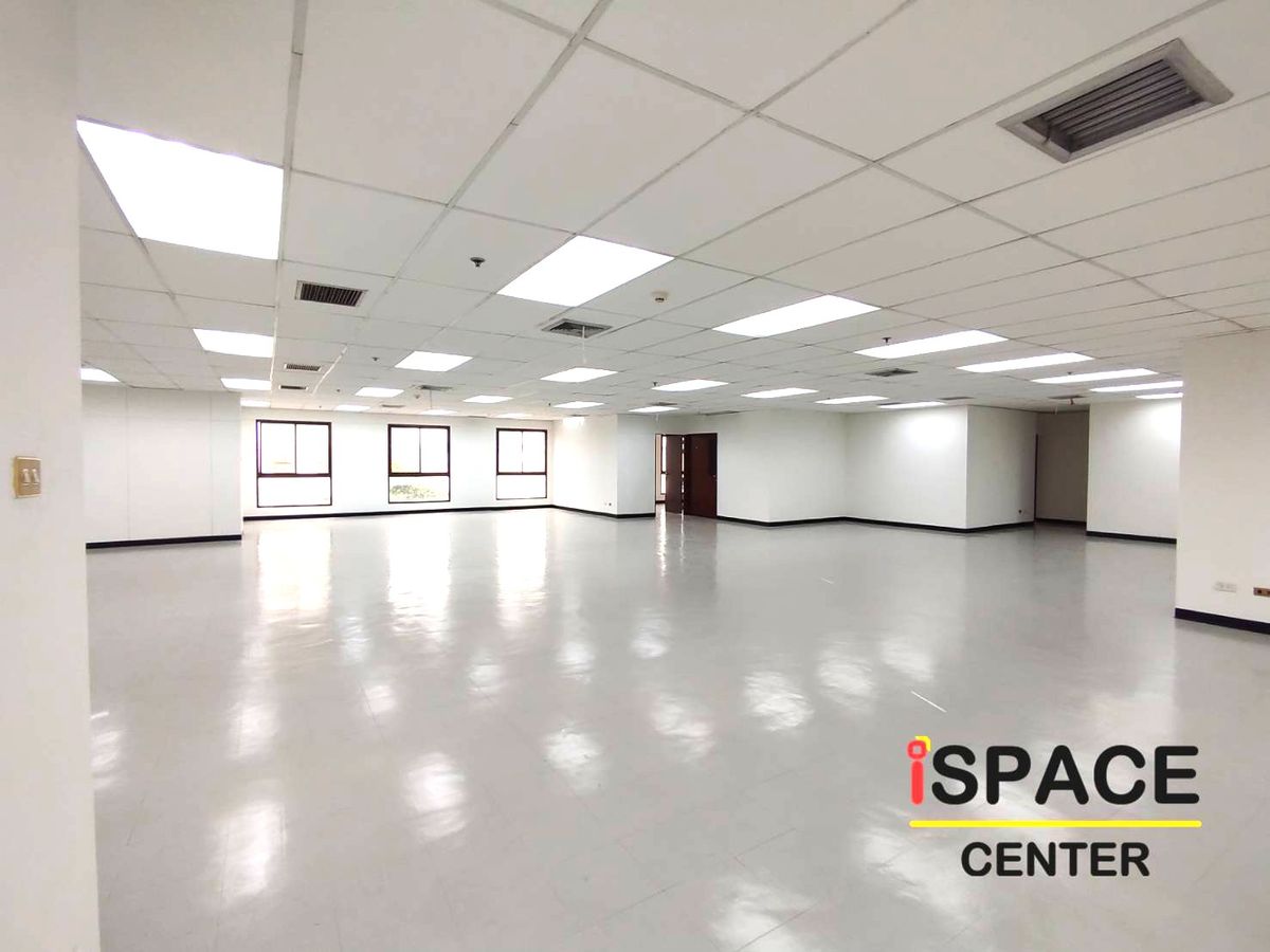 For RentOfficeRatchadapisek, Huaikwang, Suttisan : Rare Item, renting a office attached to the MRT Sutthisan about 100 meters with a meeting room and has a beautiful city view. Studio, Live Stream.