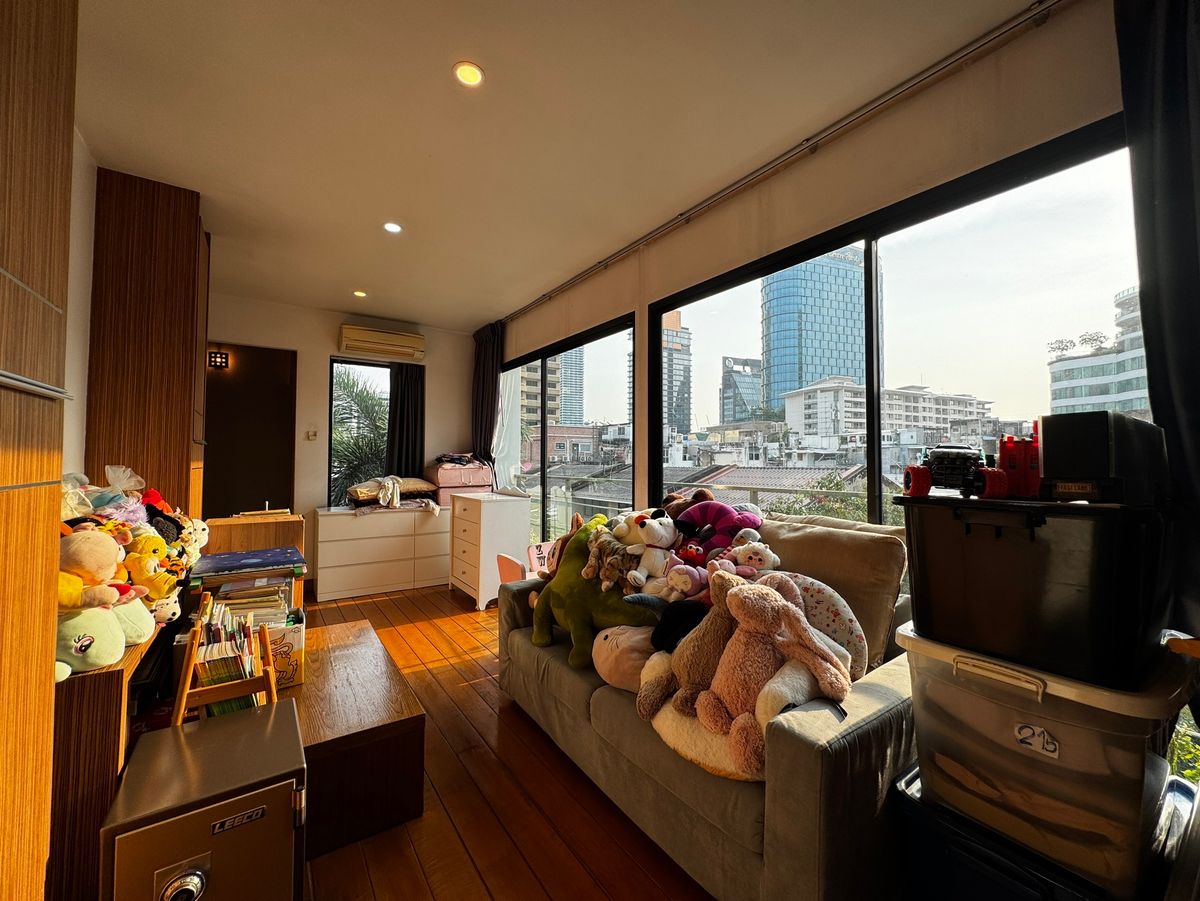 For RentHouseSukhumvit, Asoke, Thonglor : Single house for rent in Thonglor, 4 bedrooms, fully furnished, ready to move in, has a swimming pool or field, parking for 2 cars, good location, convenient travel. Near Samitivej Hospital