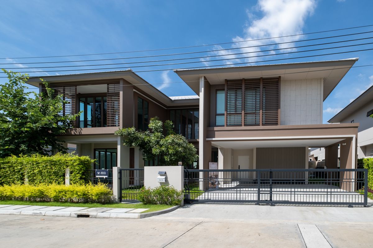 ให้เช่าบ้านพัฒนาการ ศรีนครินทร์ :  บ้านเดี่ยวหลังใหม่ในโครงการคุณภาพ รายล้อมด้วยร้านอาหาร คาเฟ่ และแหล่งช้อปปิ้งมากมาย ทำเลคึกคัก เดินทางสะดวก เข้าออกได้หลายเส้นทาง