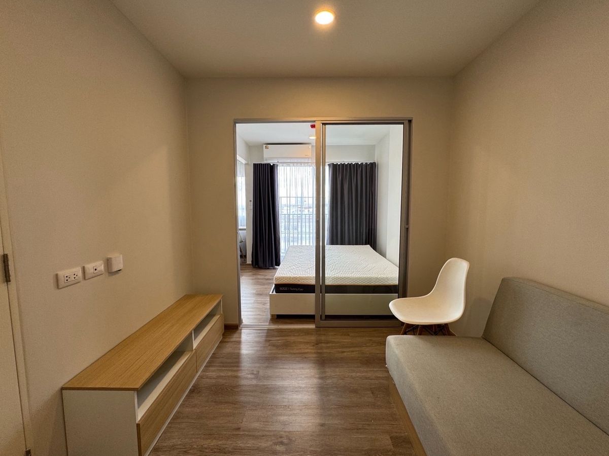 For RentCondoSamut Prakan,Samrong : Sena Kith Srinakarin - MRT Sridan (Near Srinakarin Road)

Type      : 1 Bedroom / 1 Bathroom
Size       : 26 Sq.m
Floor      : 8th Floor (Corner Room), Building A
Price     : 8,000 baht/month ( short term available - 3 ,4 ,5 ,6 months)

✨ Newly Renovated 