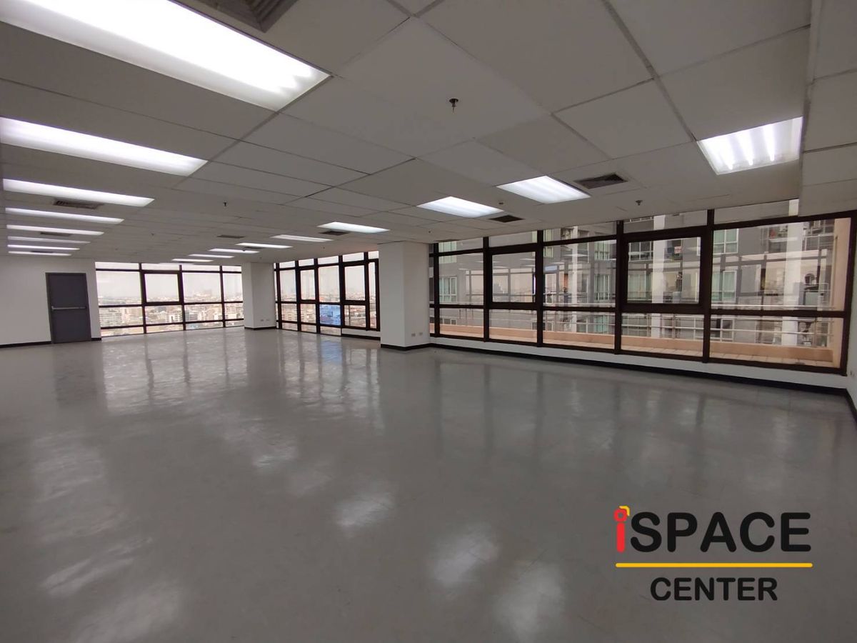 For RentOfficeRatchadapisek, Huaikwang, Suttisan : Rental offices next to MRT Sutthisan about 100 meters with 1 meeting room.