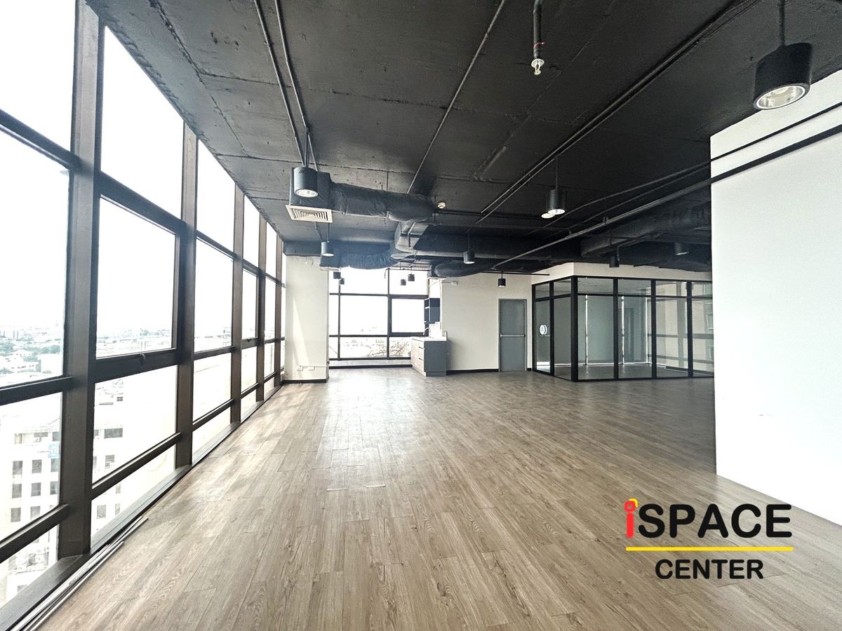 For RentOfficeRatchadapisek, Huaikwang, Suttisan : For rent at the office, next to the Sutthisan MRT, about 100 meters, and the room is completed. Suitable for Studio, Live Streaming, a ceiling up to 3 meters.