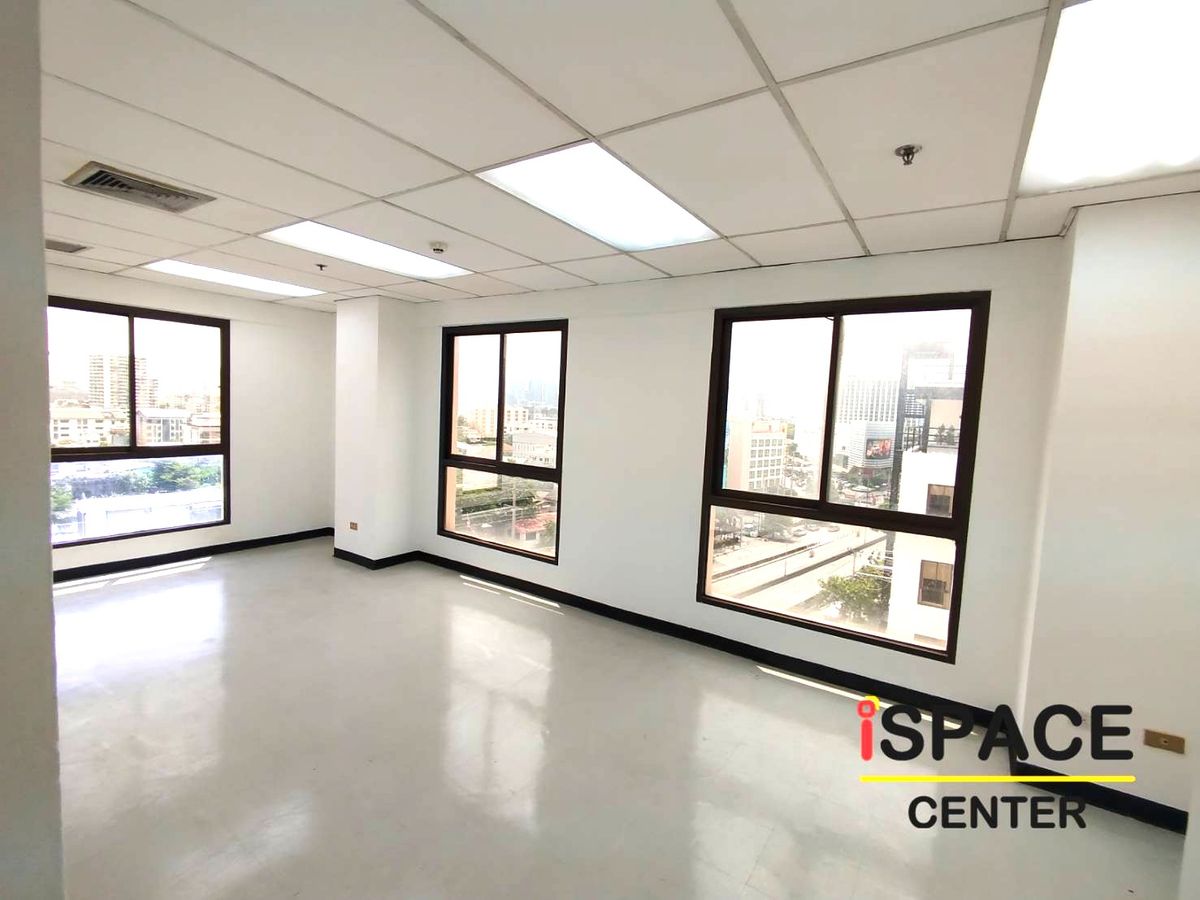 For RentOfficeRatchadapisek, Huaikwang, Suttisan : Rare Item, renting a office attached to the MRT Sutthisan about 100 meters with a meeting room and has a beautiful city view. Studio, Live Stream.