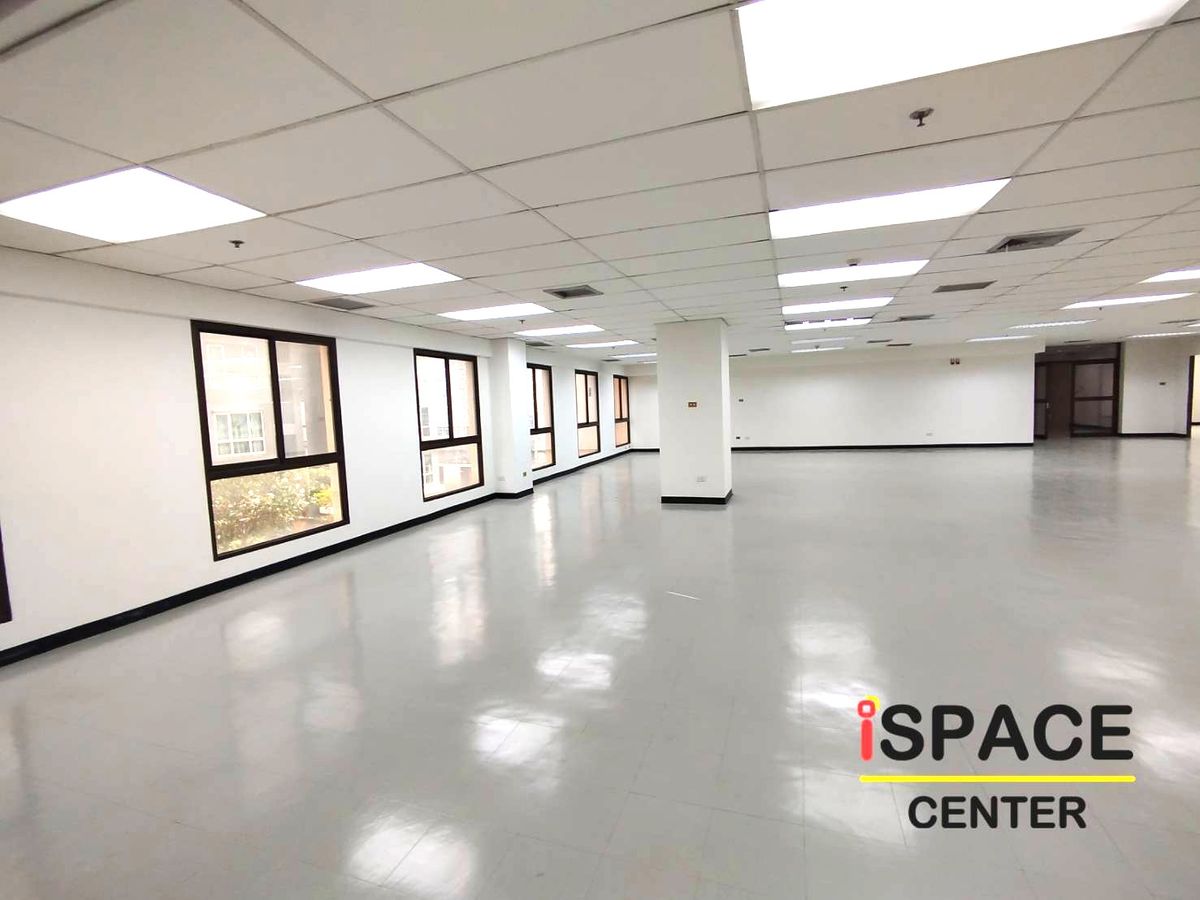 For RentOfficeRatchadapisek, Huaikwang, Suttisan : Rare Item, renting a office attached to the MRT Sutthisan about 100 meters with a meeting room and has a beautiful city view. Studio, Live Stream.